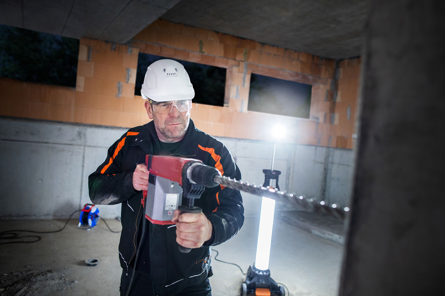 Projecteur de chantier LED avec mât d'éclairage 360° - brennenstuhl