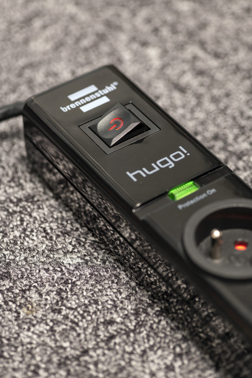 Multiprise hugo! noire avec parasurtenseur 19500A, 7 prises + 2 ports USB  2m H05VV-F 3G1,5