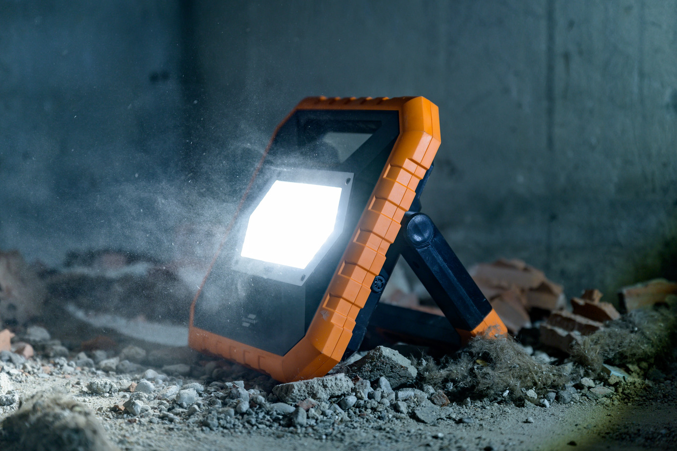Projecteur de chantier professionalLINE LED portable 360° - qualité  professionnelle - Champion Direct