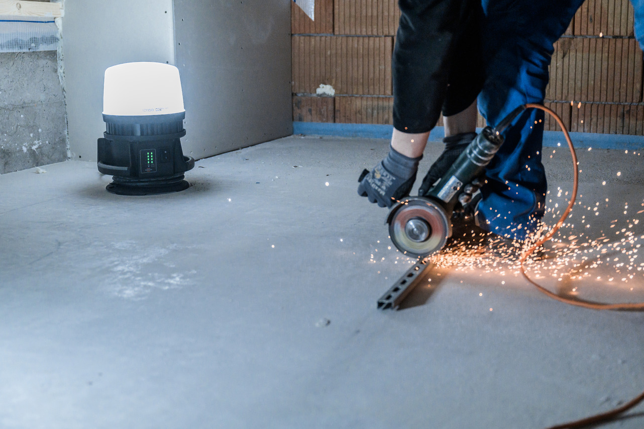 Projecteur de chantier LED avec mât d'éclairage 360° - brennenstuhl